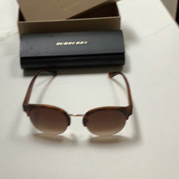 NWT Burberry Sunglasses - Picture 5 of 6